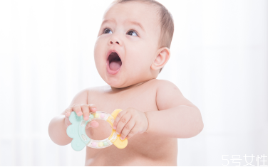 新生兒晚上親喂還是瓶喂 親喂和瓶喂哪個(gè)更不容易脹氣 新生兒晚上親喂還是瓶喂 親喂和瓶喂哪個(gè)更不容易脹氣