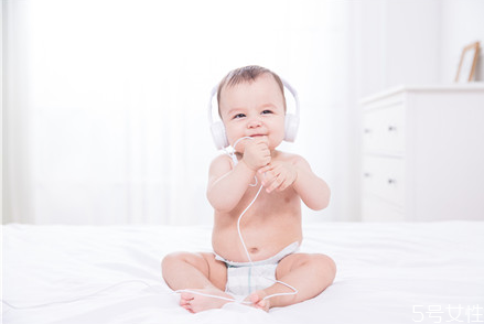 新生兒晚上親喂還是瓶喂 親喂和瓶喂哪個(gè)更不容易脹氣 新生兒晚上親喂還是瓶喂 親喂和瓶喂哪個(gè)更不容易脹氣