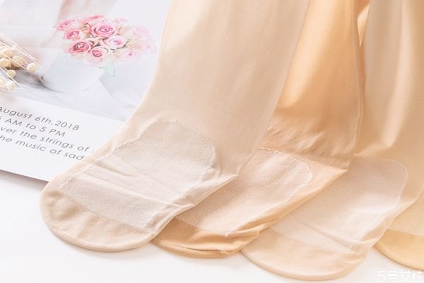 ?夏天穿肉色絲襪能防曬嗎 穿絲襪還要涂防曬霜嗎 ?夏天穿肉色絲襪能防曬嗎 穿絲襪還要涂防曬霜嗎