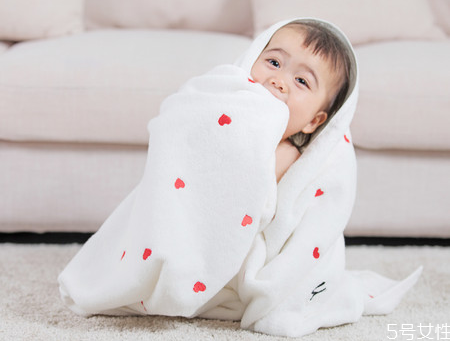 寶寶嗆奶咳嗽會(huì)引起肺炎嗎 嗆奶性肺炎的早期癥狀 寶寶嗆奶咳嗽會(huì)引起肺炎嗎 嗆奶性肺炎的早期癥狀