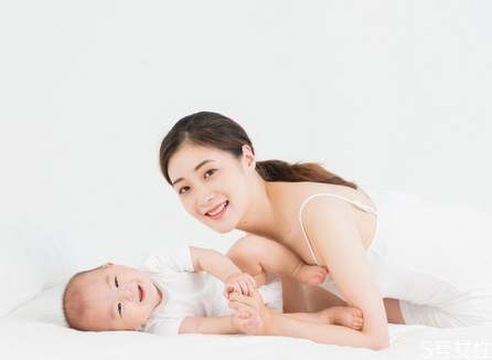 早產(chǎn)兒可以去游泳嗎 早產(chǎn)寶寶怎么喂養(yǎng) 早產(chǎn)兒可以去游泳嗎 早產(chǎn)寶寶怎么喂養(yǎng)