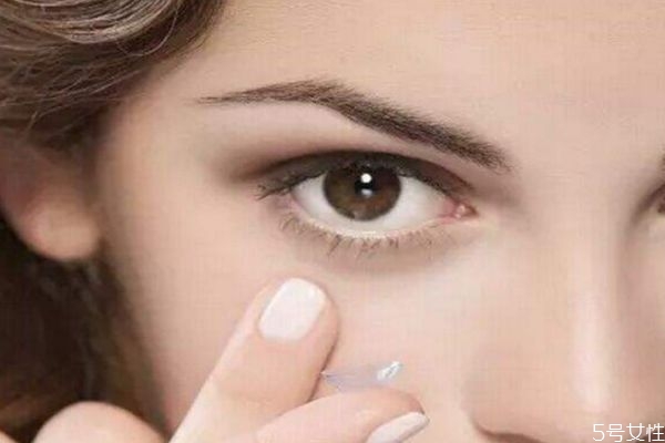 戴美瞳老是眨眼怎么辦 第一次戴美瞳戴多久 戴美瞳老是眨眼怎么辦 第一次戴美瞳戴多久