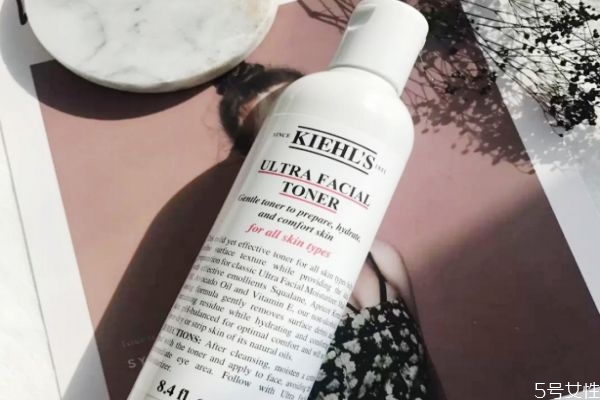 柔膚水可以直接用手嗎 柔膚水用手涂還是化妝棉 柔膚水可以直接用手嗎 柔膚水用手涂還是化妝棉