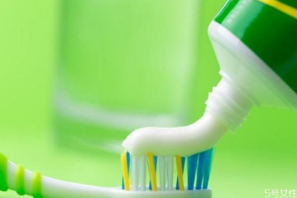 過(guò)期牙膏還能用來(lái)干嘛 沒(méi)開(kāi)封的牙膏過(guò)期能刷牙嗎 過(guò)期牙膏還能用來(lái)干嘛 沒(méi)開(kāi)封的牙膏過(guò)期能刷牙嗎