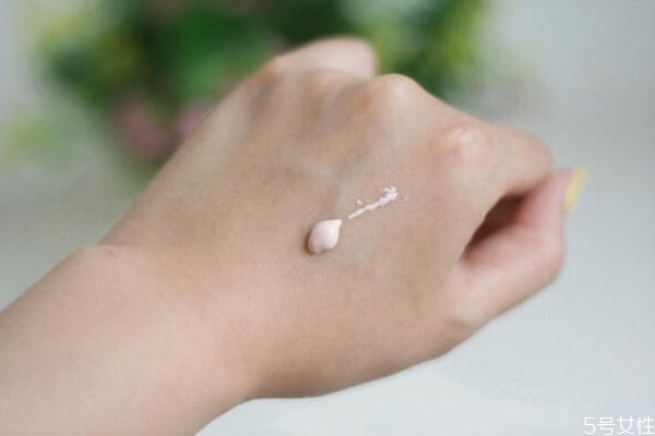 美顏霜涂過還需要用隔離嗎 涂了素顏霜后還要涂隔離嗎 美顏霜涂過還需要用隔離嗎 涂了素顏霜后還要涂隔離嗎