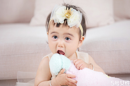 冬天給寶寶洗澡室內(nèi)多少度合適 冬天給寶寶洗澡注意事項(xiàng) 冬天給寶寶洗澡室內(nèi)多少度合適 冬天給寶寶洗澡注意事項(xiàng)