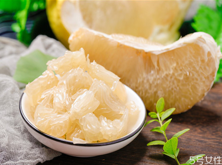 柚子皮洗澡有什么用 柚子皮燒成灰的作用 柚子皮洗澡有什么用 柚子皮燒成灰的作用