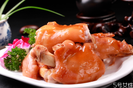 豬蹄焯水應(yīng)該冷水下鍋還是熱水下鍋 豬蹄吃多了有什么壞處 豬蹄焯水應(yīng)該冷水下鍋還是熱水下鍋 豬蹄吃多了有什么壞處