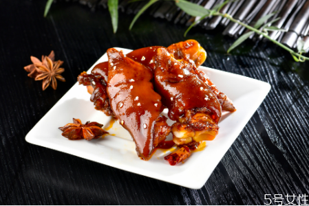 豬蹄焯水應(yīng)該冷水下鍋還是熱水下鍋 豬蹄吃多了有什么壞處 豬蹄焯水應(yīng)該冷水下鍋還是熱水下鍋 豬蹄吃多了有什么壞處