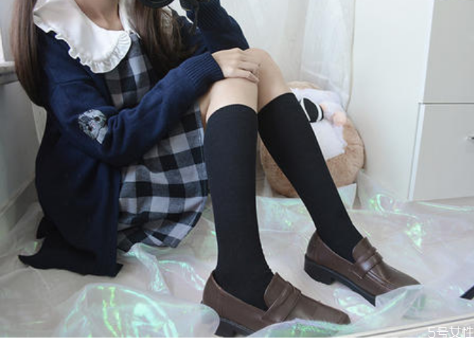哪個長度的jk襪顯腿細(xì) 小腿粗的女生穿jk制服時適合哪種襪子 哪個長度的jk襪顯腿細(xì) 小腿粗的女生穿jk制服時適合哪種襪子