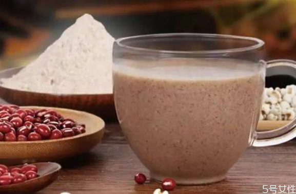 來月經(jīng)能喝紅豆薏米粉嗎 紅豆薏米粉的正確吃法 來月經(jīng)能喝紅豆薏米粉嗎 紅豆薏米粉的正確吃法