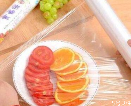 保鮮膜pe與pvc的區(qū)別 保鮮膜材質(zhì)劃分 保鮮膜pe與pvc的區(qū)別 保鮮膜材質(zhì)劃分