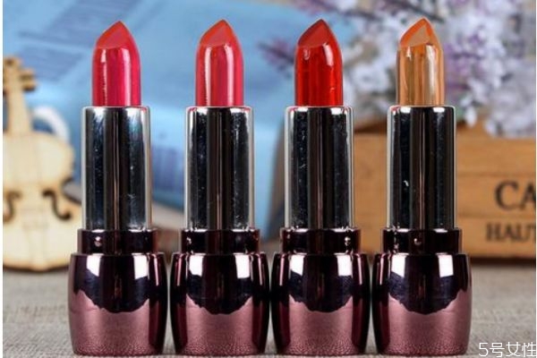 經(jīng)常涂有色唇膏好嗎 涂變色唇膏要卸妝嗎 經(jīng)常涂有色唇膏好嗎 涂變色唇膏要卸妝嗎