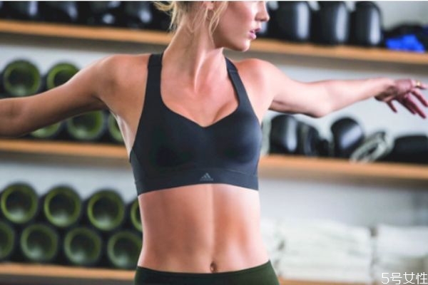 運(yùn)動內(nèi)衣怎么隱藏肩帶 運(yùn)動內(nèi)衣怎么脫