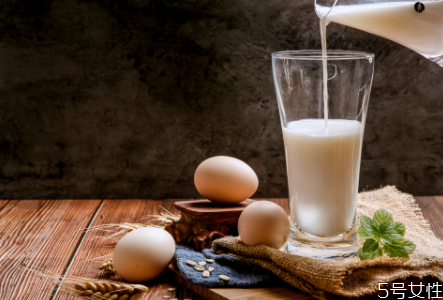 牛奶可以和可樂一起喝嗎 牛奶配什么水果榨汁好 牛奶可以和可樂一起喝嗎 牛奶配什么水果榨汁好