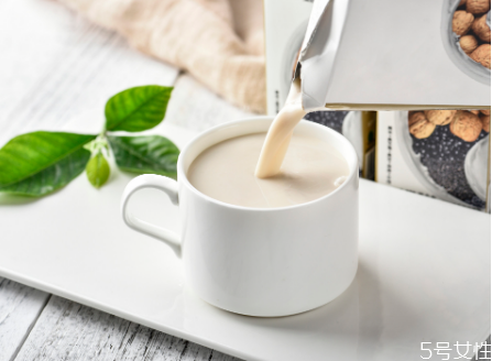 牛奶可以和可樂一起喝嗎 牛奶配什么水果榨汁好 牛奶可以和可樂一起喝嗎 牛奶配什么水果榨汁好