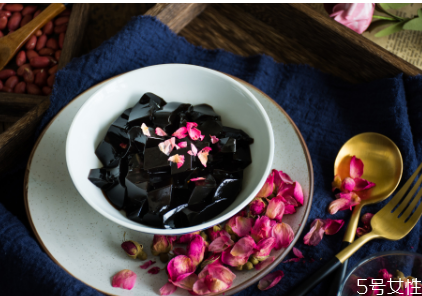 龜苓膏含有黑色素嗎 龜苓膏吃多了對身體有什么影響 龜苓膏含有黑色素嗎 龜苓膏吃多了對身體有什么影響