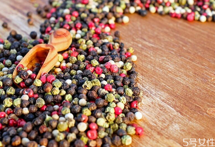 花椒變黑了還能吃嗎 花椒和胡椒有什么不同 花椒變黑了還能吃嗎 花椒和胡椒有什么不同