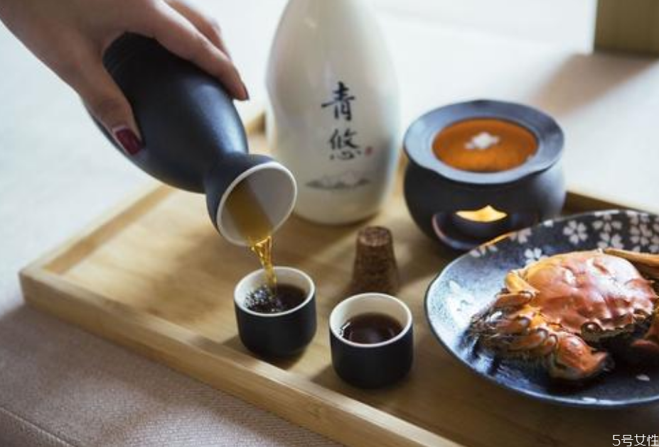 黃酒可以代替料酒去腥嗎 黃酒什么時(shí)候喝最好 黃酒可以代替料酒去腥嗎 黃酒什么時(shí)候喝最好