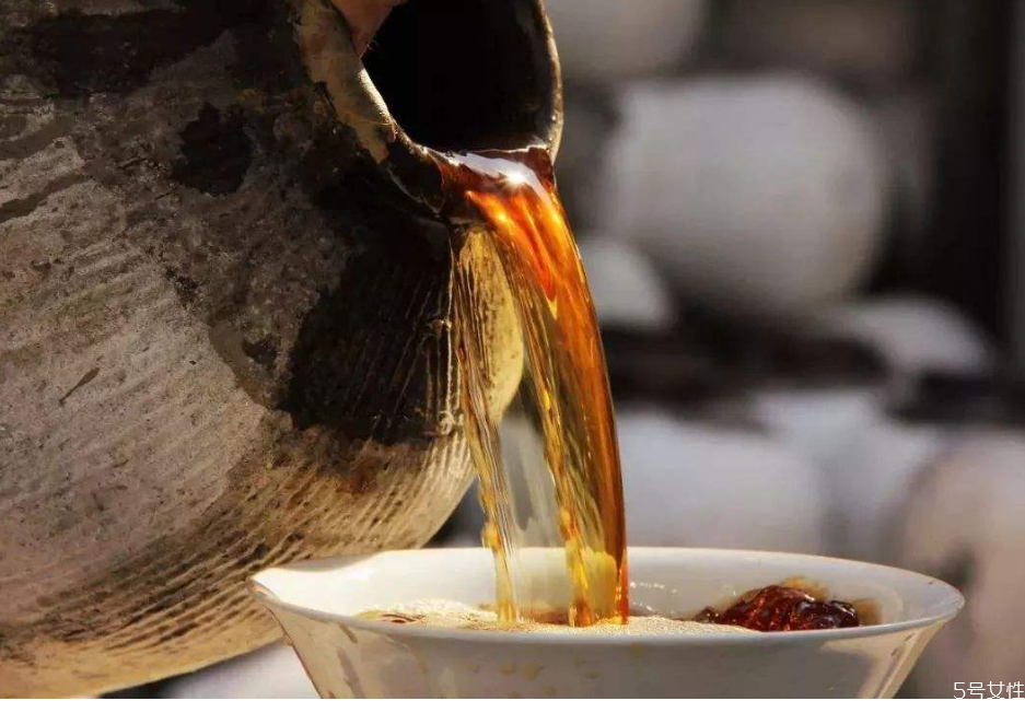 黃酒可以代替料酒去腥嗎 黃酒什么時(shí)候喝最好 黃酒可以代替料酒去腥嗎 黃酒什么時(shí)候喝最好