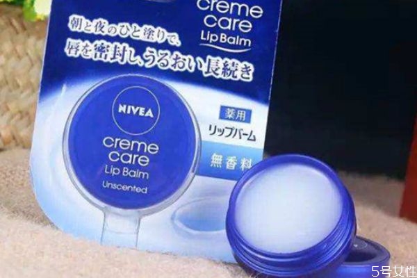 凡士林潤唇膏干裂能涂嗎 凡士林潤唇膏用什么涂 凡士林潤唇膏干裂能涂嗎 凡士林潤唇膏用什么涂