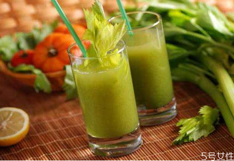 喝生的芹菜汁會拉肚子嗎 芹菜汁什么時候喝最減肥 喝生的芹菜汁會拉肚子嗎 芹菜汁什么時候喝最減肥