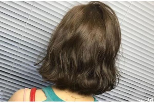 頭發(fā)干燥怎么護(hù)理才能柔順 頭發(fā)太干燥了怎么保養(yǎng) 頭發(fā)干燥怎么護(hù)理才能柔順 頭發(fā)太干燥了怎么保養(yǎng)