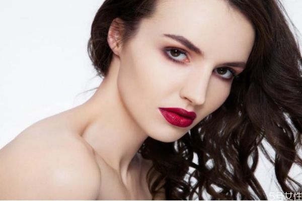 眼影亮粉怎么洗掉 眼影的小細(xì)閃怎么卸不掉 眼影亮粉怎么洗掉 眼影的小細(xì)閃怎么卸不掉