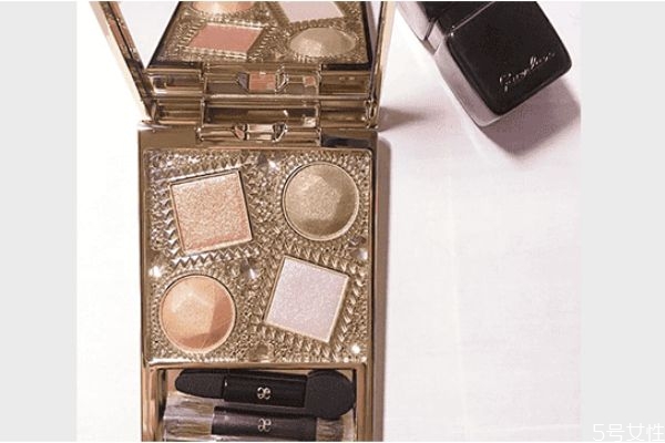 眼影閃粉怎么用 偏光和珠光眼影有什么區(qū)別 眼影閃粉怎么用 偏光和珠光眼影有什么區(qū)別