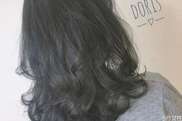 頭發(fā)干燥怎么護(hù)理才能柔順 頭發(fā)太干燥了怎么保養(yǎng) 頭發(fā)干燥怎么護(hù)理才能柔順 頭發(fā)太干燥了怎么保養(yǎng)