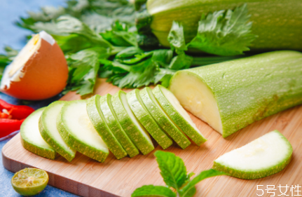 為什么西葫蘆炒著吃致癌 西葫蘆致癌的說法是真的嗎 為什么西葫蘆炒著吃致癌 西葫蘆致癌的說法是真的嗎