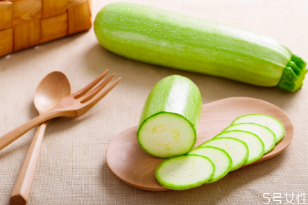 為什么西葫蘆炒著吃致癌 西葫蘆致癌的說法是真的嗎 為什么西葫蘆炒著吃致癌 西葫蘆致癌的說法是真的嗎