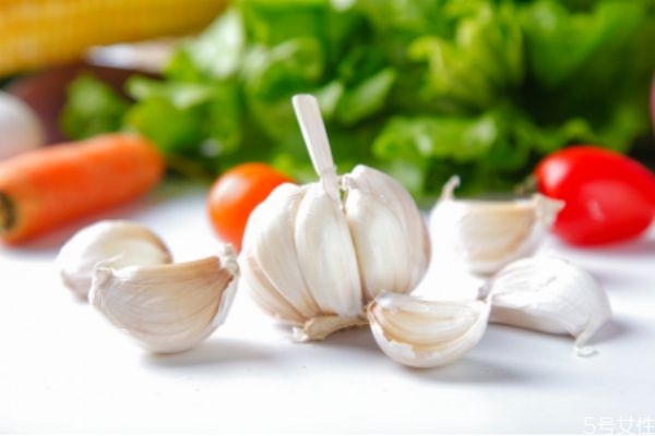 大蒜冰糖水能治咳嗽嗎 大蒜冰糖水的功效 大蒜冰糖水能治咳嗽嗎 大蒜冰糖水的功效