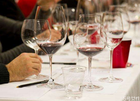 紅酒杯怎么選選多大 如何挑選一個好的紅酒杯 紅酒杯怎么選選多大 如何挑選一個好的紅酒杯