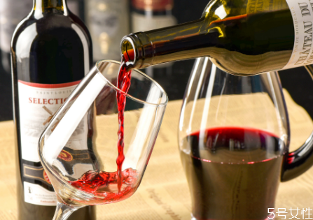 紅酒杯怎么拿 紅酒杯怎么洗才干凈沒有水印 紅酒杯怎么拿 紅酒杯怎么洗才干凈沒有水印