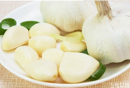 糖醋蒜里面有泡泡冒出是不是壞了 哪些人不宜吃糖醋蒜 糖醋蒜里面有泡泡冒出是不是壞了 哪些人不宜吃糖醋蒜