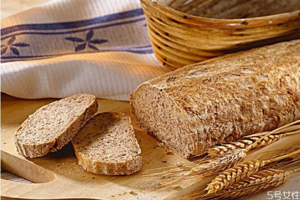 長期吃全麥面包的危害 全麥面包的功效與作用 長期吃全麥面包的危害 全麥面包的功效與作用