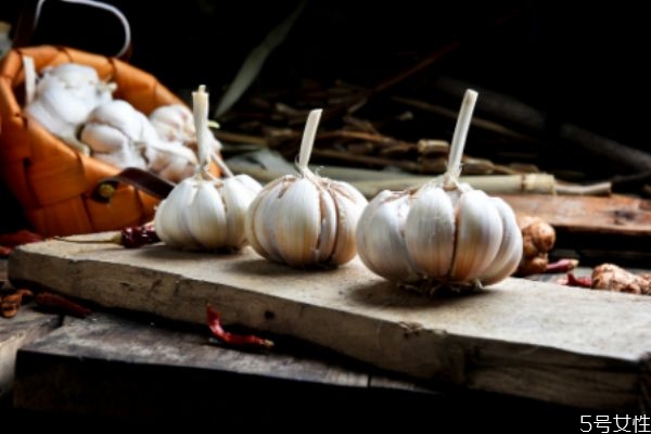 大蒜冰糖水能治咳嗽嗎 大蒜冰糖水的功效 大蒜冰糖水能治咳嗽嗎 大蒜冰糖水的功效