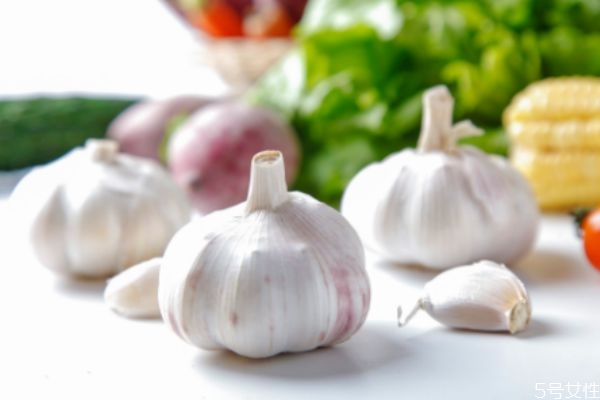 大蒜冰糖水能治咳嗽嗎 大蒜冰糖水的功效 大蒜冰糖水能治咳嗽嗎 大蒜冰糖水的功效