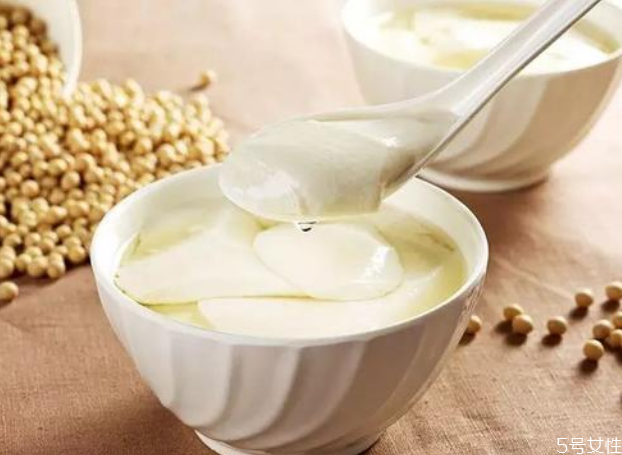 豆腐腦和豆?jié){哪個(gè)更有營(yíng)養(yǎng) 減肥可以吃豆腐腦嗎 豆腐腦和豆?jié){哪個(gè)更有營(yíng)養(yǎng) 減肥可以吃豆腐腦嗎