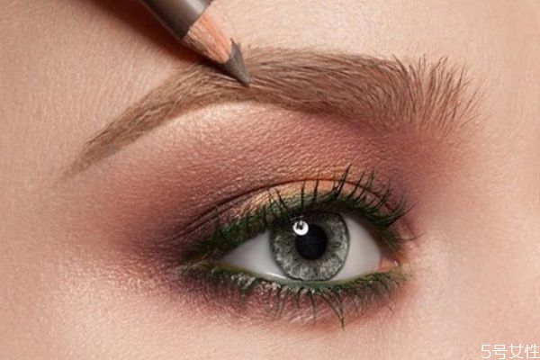 一般卸妝水可不可以卸全臉 臉部卸妝有什么需要注意的 一般卸妝水可不可以卸全臉 臉部卸妝有什么需要注意的