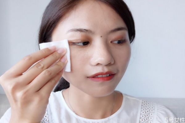 卸眼妝眼睛刺痛是怎么回事 卸妝必備工具有什么 卸眼妝眼睛刺痛是怎么回事 卸妝必備工具有什么