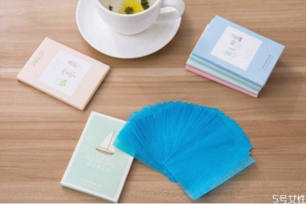 為什么不能用吸油紙摩擦臉 油皮可以經(jīng)常用吸油紙嗎 為什么不能用吸油紙摩擦臉 油皮可以經(jīng)常用吸油紙嗎