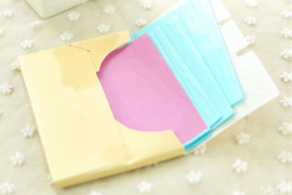 紙巾擦臉真的好嗎 用吸油紙會破壞肌膚水油平衡嗎 紙巾擦臉真的好嗎 用吸油紙會破壞肌膚水油平衡嗎