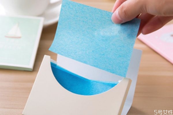 臉用吸油紙之后可以直接擦乳液?jiǎn)?吸油紙的使用方法 臉用吸油紙之后可以直接擦乳液?jiǎn)?吸油紙的使用方法
