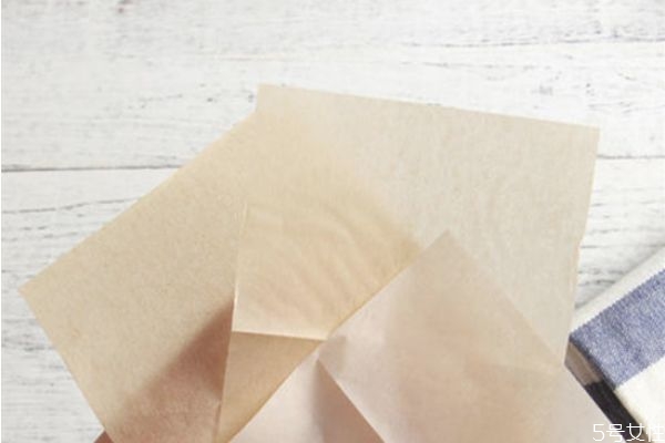 護膚之后可以用吸油紙嗎 涂好面霜后可以用吸油紙嗎 護膚之后可以用吸油紙嗎 涂好面霜后可以用吸油紙嗎