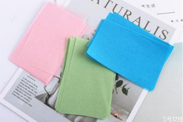 臉用吸油紙之后可以直接擦乳液?jiǎn)?吸油紙的使用方法 臉用吸油紙之后可以直接擦乳液?jiǎn)?吸油紙的使用方法