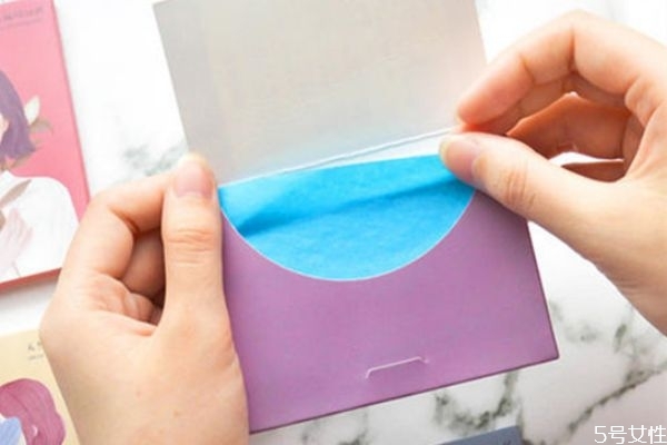 吸油紙適合什么膚質(zhì) 為什么吸油紙會把粉底也吸走 吸油紙適合什么膚質(zhì) 為什么吸油紙會把粉底也吸走