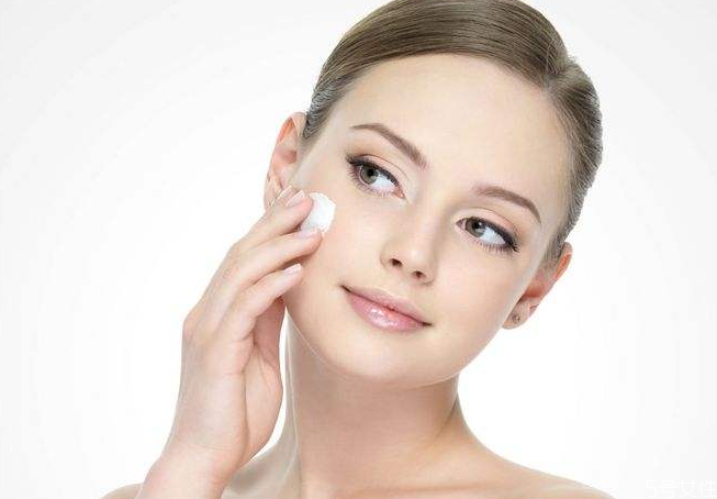 冬天皮膚為什么容易起皮 冬天臉上起皮怎么辦 冬天皮膚為什么容易起皮 冬天臉上起皮怎么辦