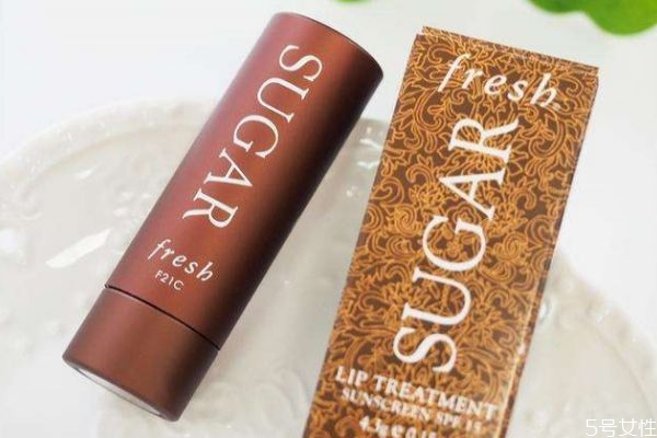 晚上用什么潤(rùn)唇比較好 一天涂幾次唇膏比較好 晚上用什么潤(rùn)唇比較好 一天涂幾次唇膏比較好